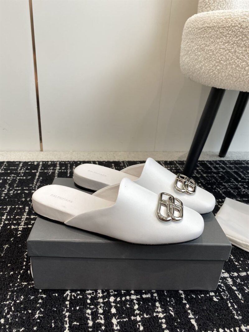 BALENCIAGA COSY BB LOGO PLAQUE MULES - E007