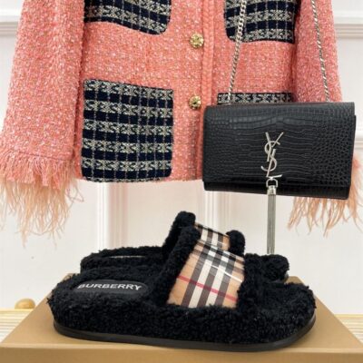 BURBERRY FUR SLIDES - U016