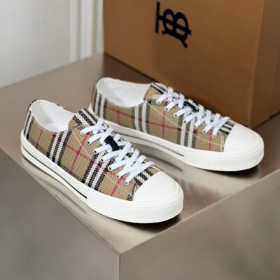 BURBERRY LOW-TOP SNEAKERS - R023