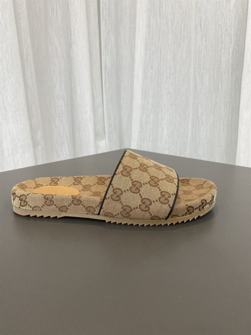 GUCCI GG CANVAS SLIDE SANDAL - Q126