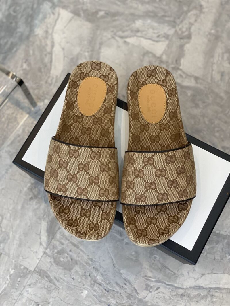 GUCCI GG CANVAS SLIDE SANDAL - Q126