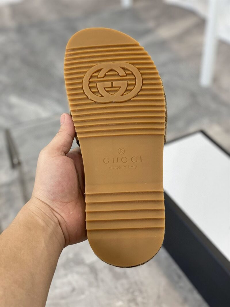 GUCCI GG CANVAS SLIDE SANDAL - Q126