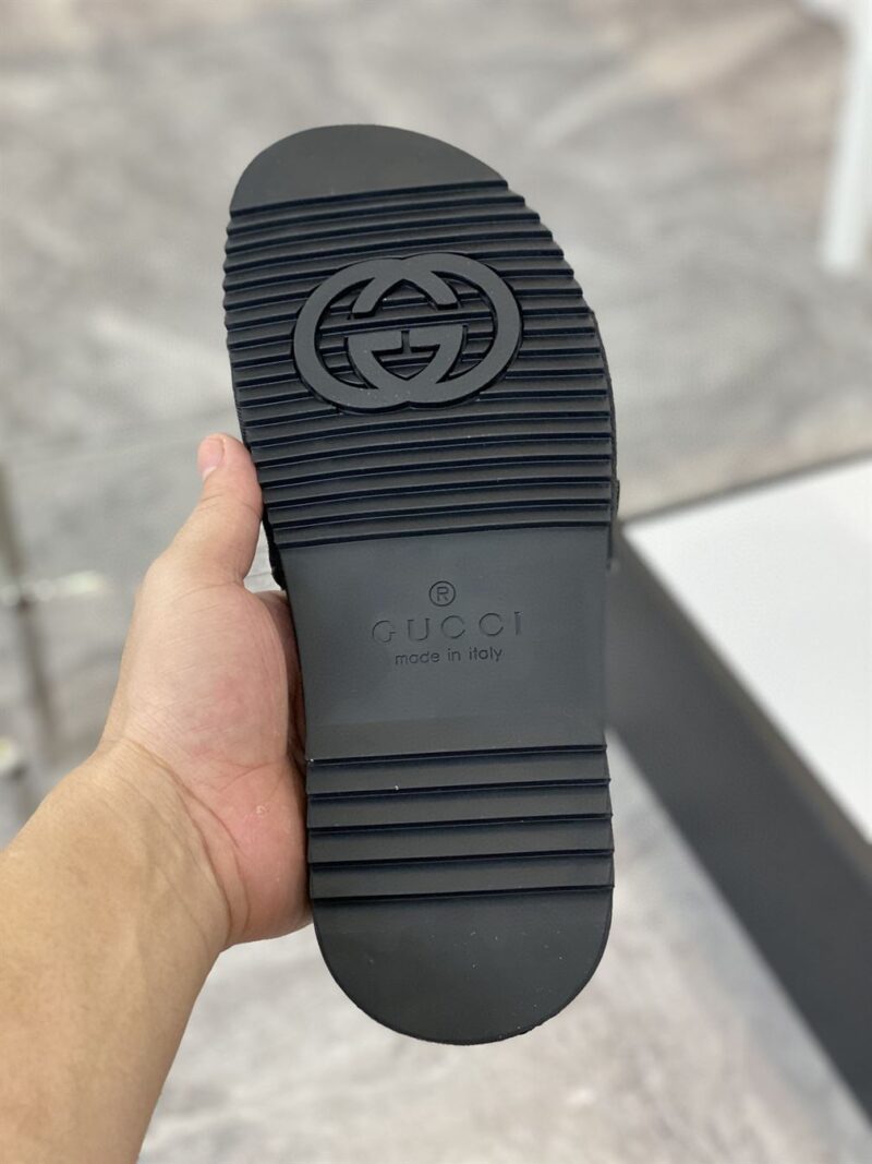 GUCCI GG CANVAS SLIDE SANDAL - Q127