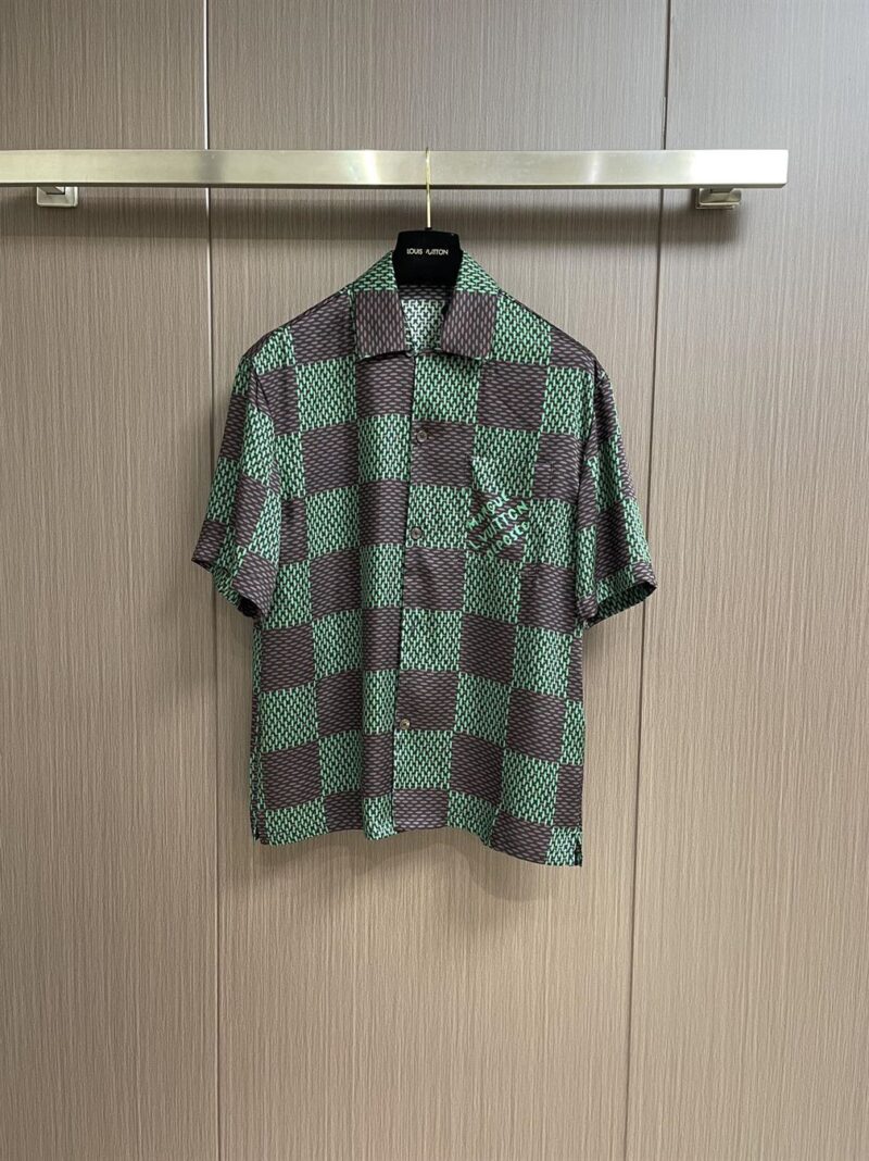 LOUIS VUITTON COLLAR SHORT-SLEEVED SILK SHIRT - V058