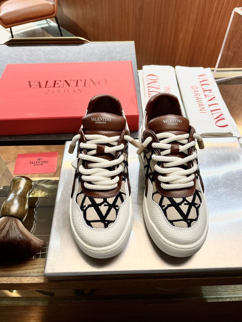 VALENTINO ONE STUD XL LOW-TOP SNEAKER IN NAPPA LEATHER AND TOILE ICONOGRAPHE FABRIC - TM026